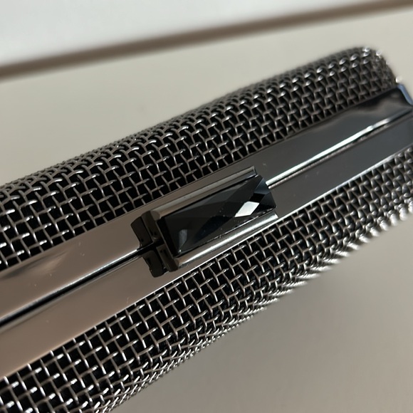 Metallic clutch with hidden straps - Picture 2 of 8